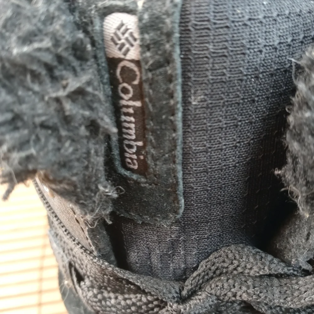 Columbia women's black suede faux fur waterproof lace up winter boots. Sz 6M. 16
